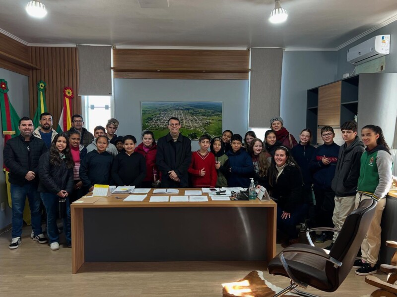 alunos-da-escola-nossa-senhora-aparecida-visitam-o-gabinete-do-prefeito