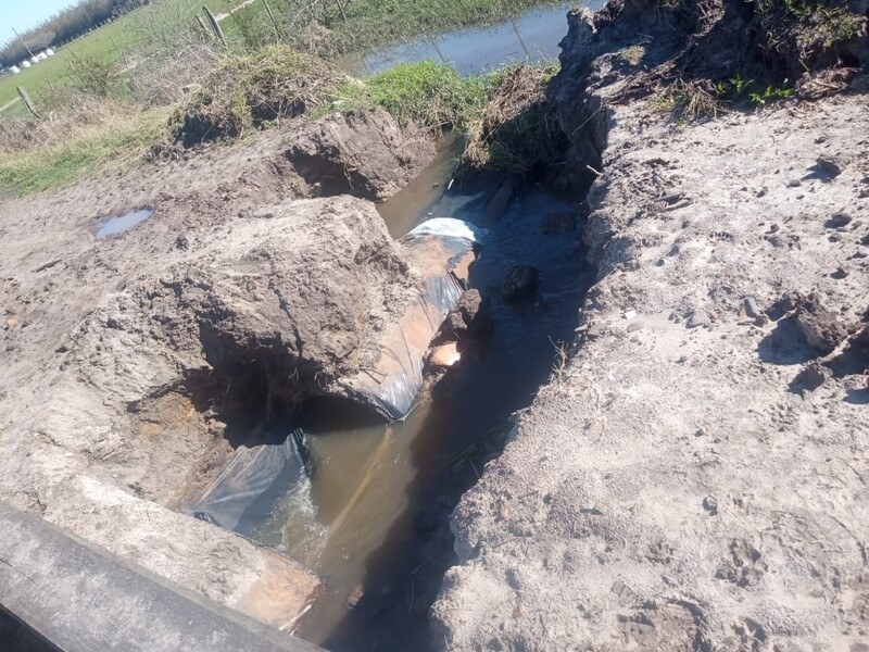 secretaria-de-obras-conclui-troca-de-canos-em-teixeiras-promovendo-melhoria-no-escoamento-de-agua